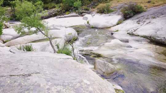 山间溪流岩石与绿植景观