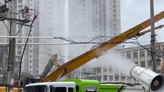 挖掘机铲土机拆迁现场无尘作业洒水车01视频素材模板下载