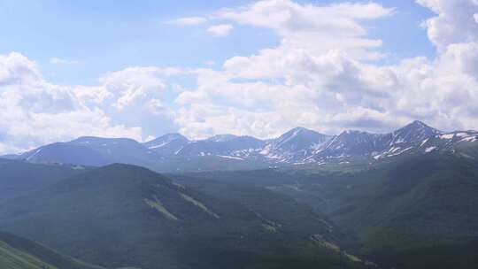 新疆北疆阿勒泰喀纳斯夏天雪山山脉自然风景