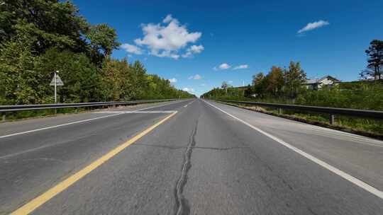 开车行驶在国道路上第一视角