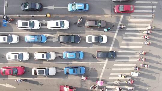 俯拍城市大道车辆行驶拥堵视频素材模板下载