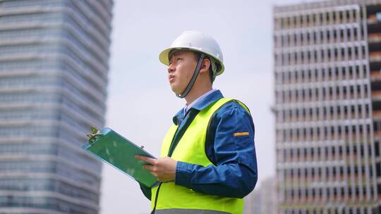 年轻男工程项目经理在施工现场核查监理