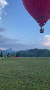 草地热气球飞行4K实拍视频