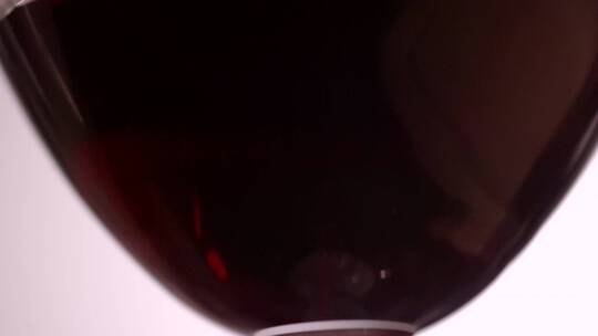 玻璃杯中的红酒特写视频素材模板下载