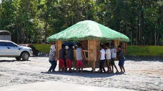 一群人移动一个尼帕小屋