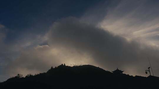 清晨山顶大风云雾快速飘过17