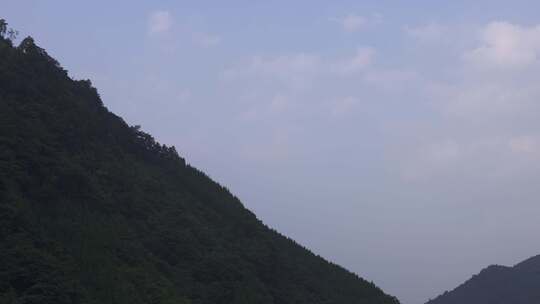 大山天空云翳幻变景致