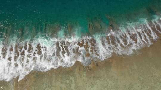 海浪拍打海岸礁石岩石航拍升格清澈的海水