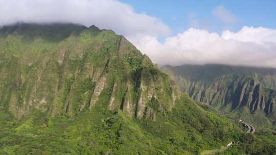 库劳山脉日出H3州际公路夏威夷岛的风景路