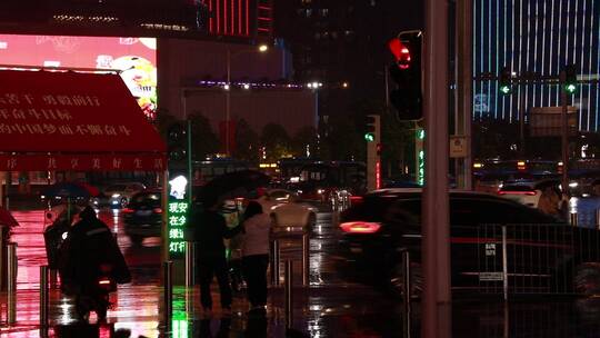 夜晚的街景人流