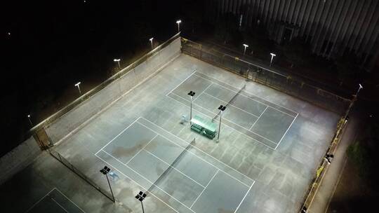 航拍夜晚校园网球场空镜