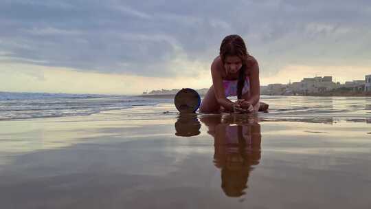 小女孩在海滩上玩沙子