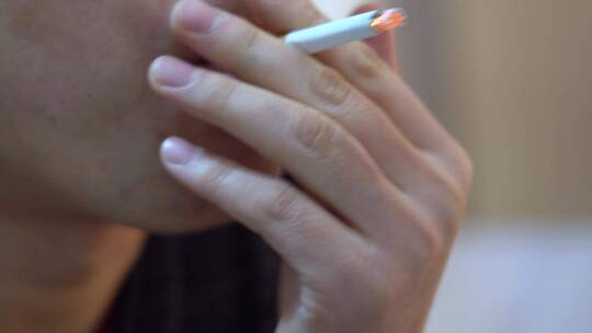 烟瘾发作一个人连续抽烟视频素材模板下载