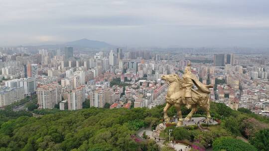 泉州郑成功雕像航拍丰泽区大坪山看市区阴天