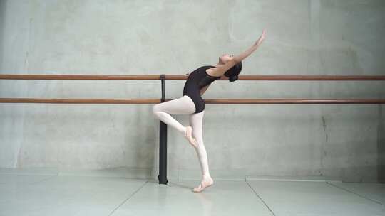 练习芭蕾舞的小女孩