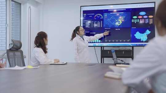 女科研人员讲解环境监测数据画面