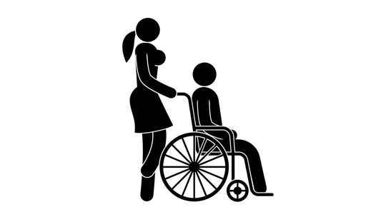 妇女与身体残疾者一起滚动轮椅