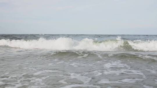 海岸上的巨浪视频素材模板下载