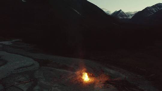 山间夜晚露营者点起的篝火