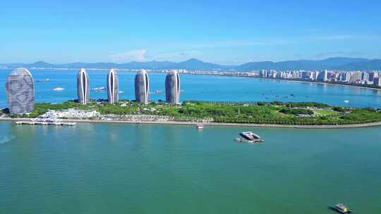 高视角航拍蓝天白云鸟瞰海南三亚凤凰岛全景