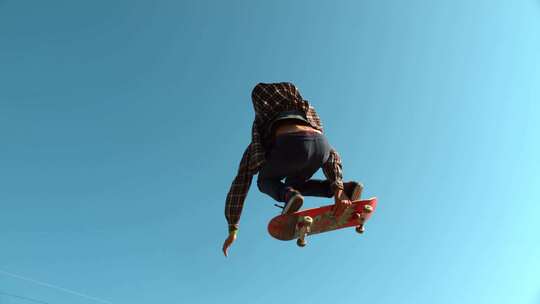 年轻人玩滑板跳跃飞起空中慢动作视频素材模板下载