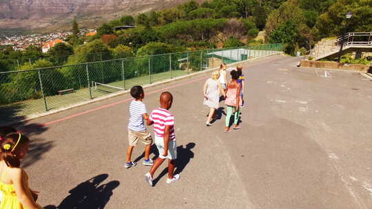 一群孩子在校园里一起散步