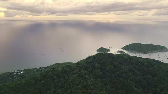 涛岛原始丛林和宁静水域的空灵日落无人机泰