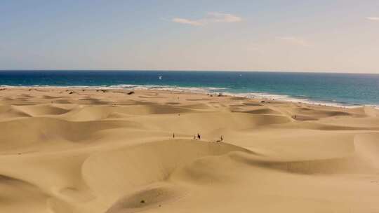 大加那利岛德马斯帕洛马斯，沙丘和沙漠的无人机拍摄，背景是海滩