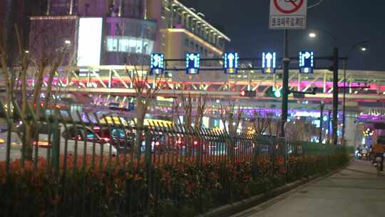 城市夜晚夜景行人过马路车流人流脚步人文人