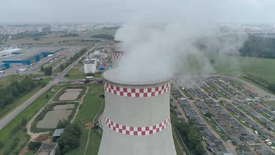 火力发电站从高度到管道蒸汽和烟雾从管道发