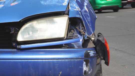 道路上的车祸事故，城市碰撞后损坏的汽车