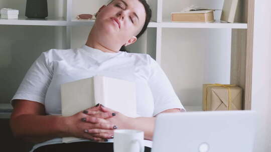 学习疲劳的女人午睡