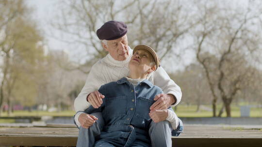 公园长凳上的老年夫妇