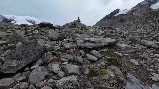 攀登中山峰的登山队徒步进山第一视角见雪山