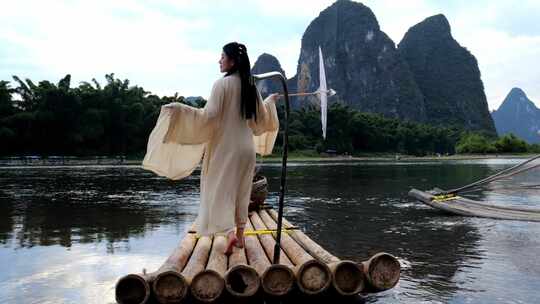桂林山水漓江竹筏上的古风汉服美女背影