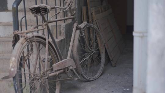 老楼道里破旧老自行车-老物件-合集视频素材模板下载
