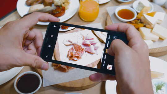 男性网红和博主用智能手机摄像头捕捉早餐