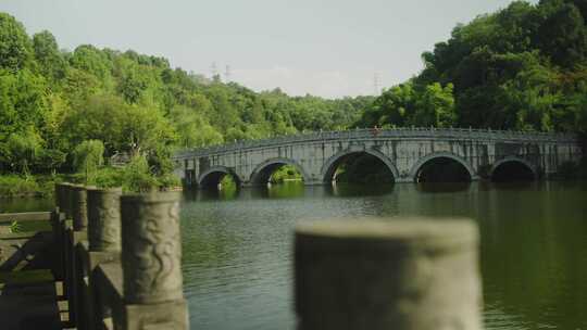 重庆园博园湖岸边石桥中景空镜视频素材模板下载