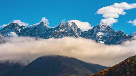 云雾缭绕的壮美雪山景观