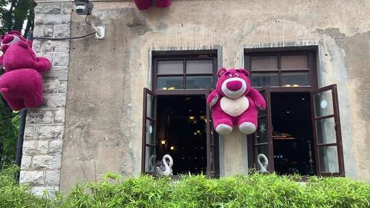 山东济南经三路，网红打卡地建筑挂满粉色草莓熊