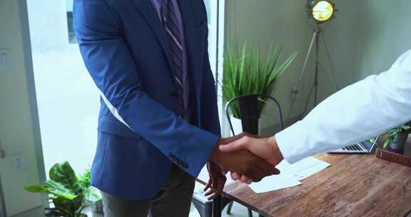 商务签约 合作握手