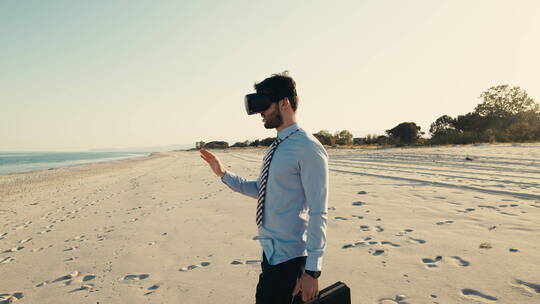 男人在海边玩虚拟眼镜