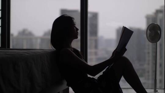 美女在室内落地窗前看书读书4k视频素材视频素材模板下载
