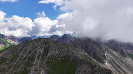 高山森林山脉蓝天白云阳光唯美大自然