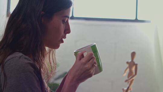 女人喝着咖啡视频素材模板下载