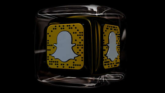 在玻璃立方体中旋转Snapchat徽标，
