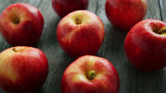 木桌上成熟的苹果