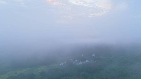 雾中乡村远景俯瞰