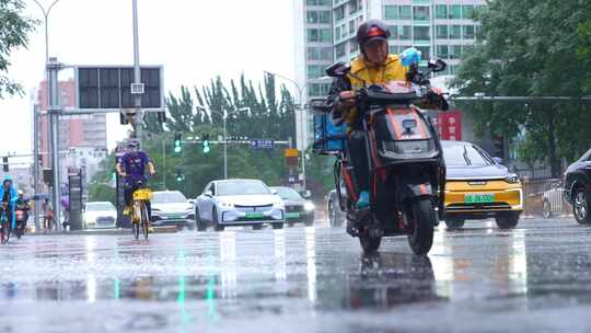 雨天外卖员骑电动车送餐合集