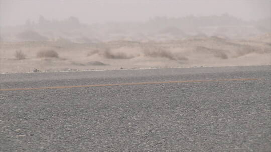 新疆沙尘天气 公路经过的车轮 平车轮角度